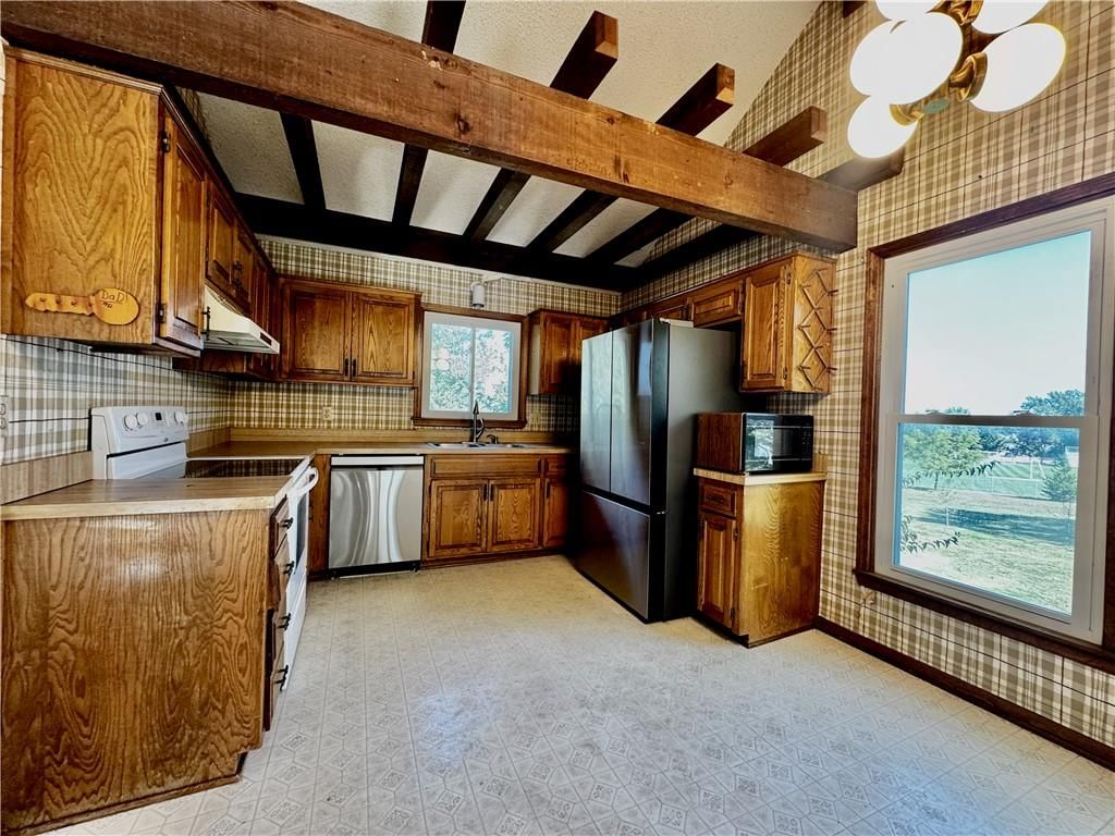 Photo 8 of 34 - 532 N Persimmon Drive, Olathe, KS 66061