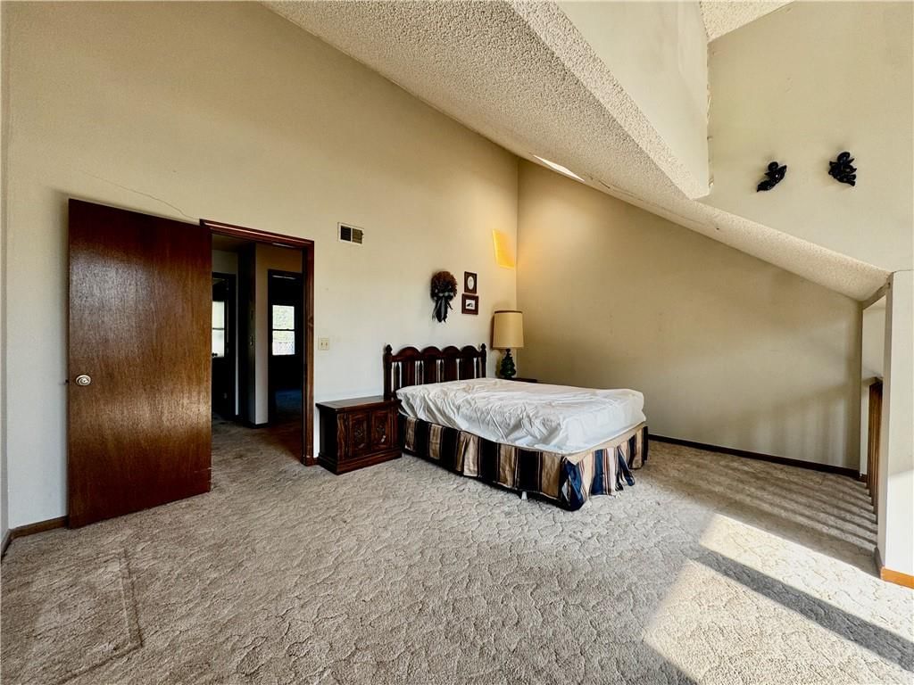 Photo 10 of 34 - 532 N Persimmon Drive, Olathe, KS 66061