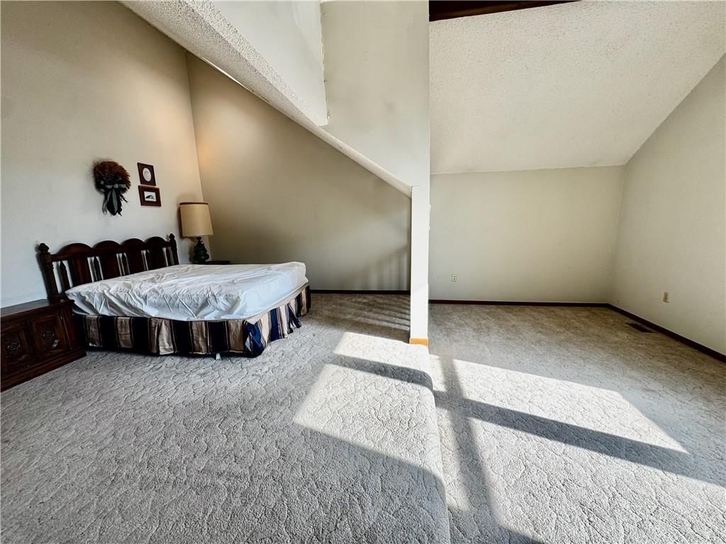 Photo 11 of 34 - 532 N Persimmon Drive, Olathe, KS 66061
