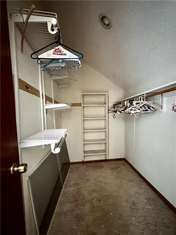 Photo 13 of 34 - 532 N Persimmon Drive, Olathe, KS 66061