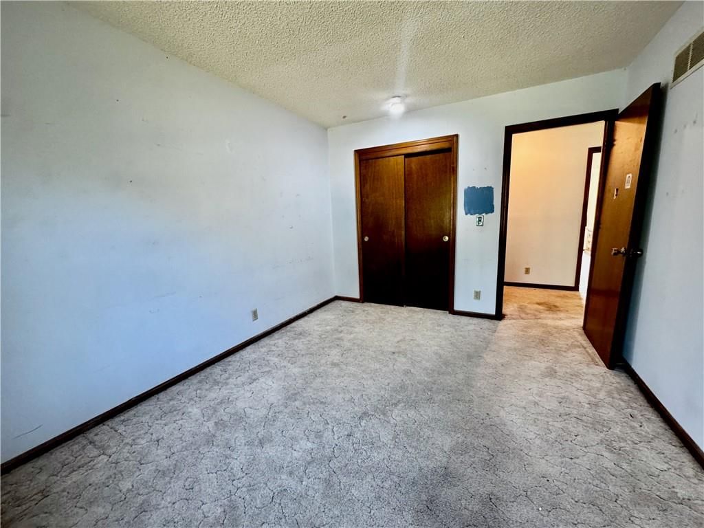 Photo 15 of 34 - 532 N Persimmon Drive, Olathe, KS 66061