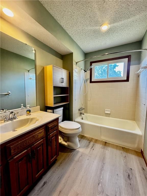 Photo 17 of 34 - 532 N Persimmon Drive, Olathe, KS 66061