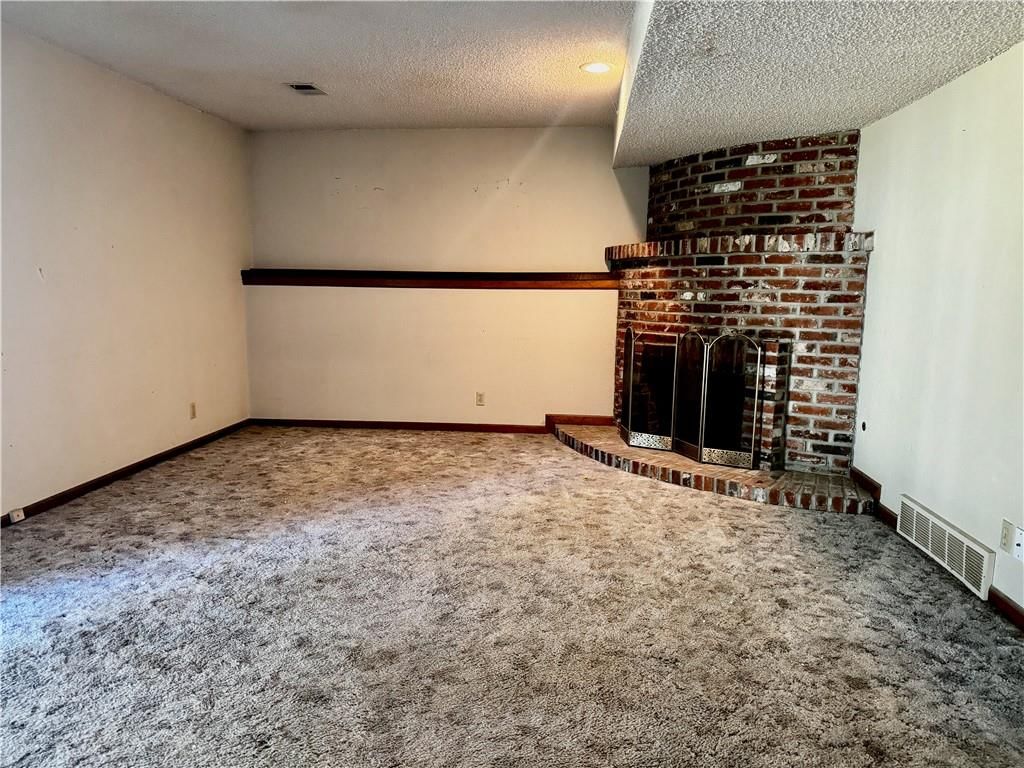 Photo 19 of 34 - 532 N Persimmon Drive, Olathe, KS 66061
