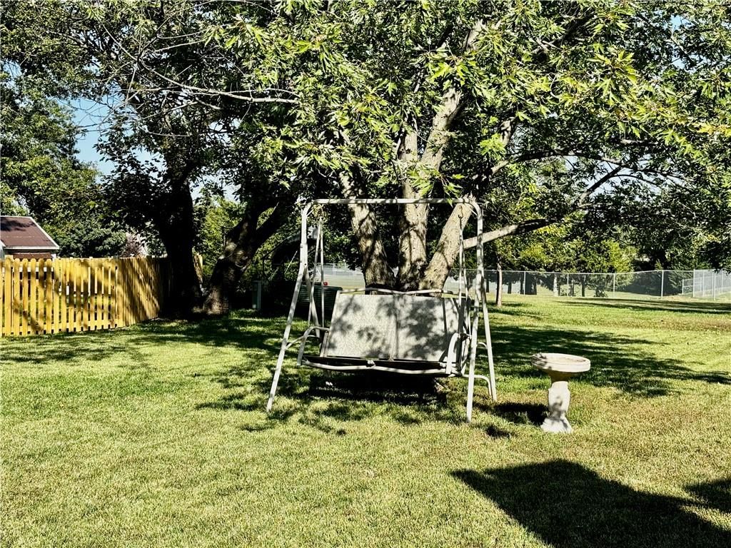 Photo 24 of 34 - 532 N Persimmon Drive, Olathe, KS 66061