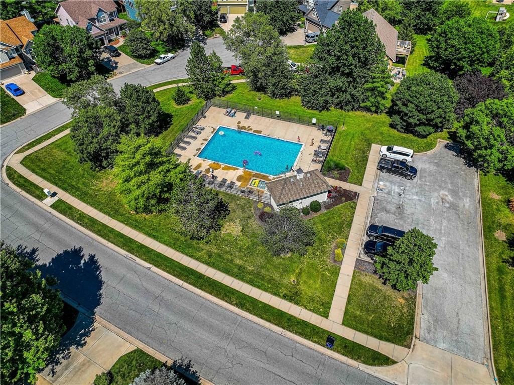 Photo 29 of 34 - 532 N Persimmon Drive, Olathe, KS 66061