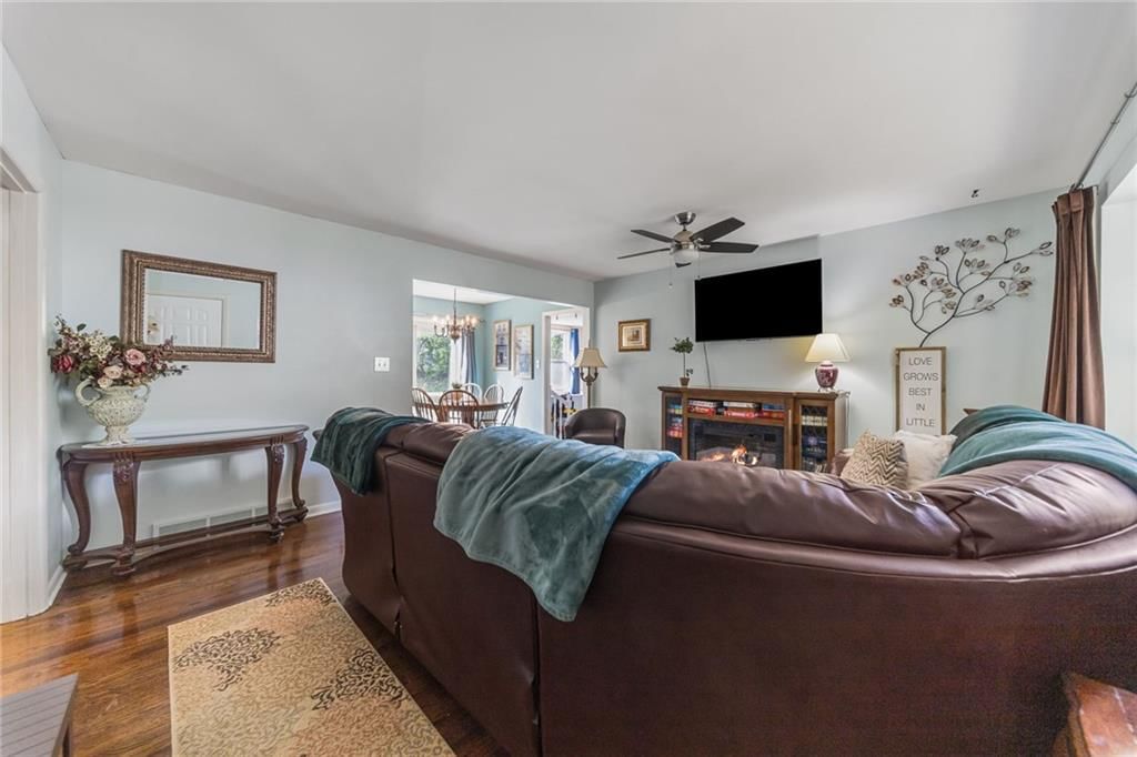 Photo 5 of 28 - 9702 EBY Street, Overland Park, KS 66212