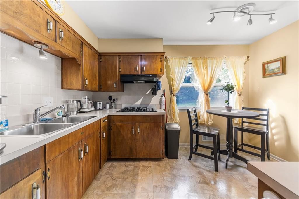 Photo 13 of 28 - 9702 EBY Street, Overland Park, KS 66212