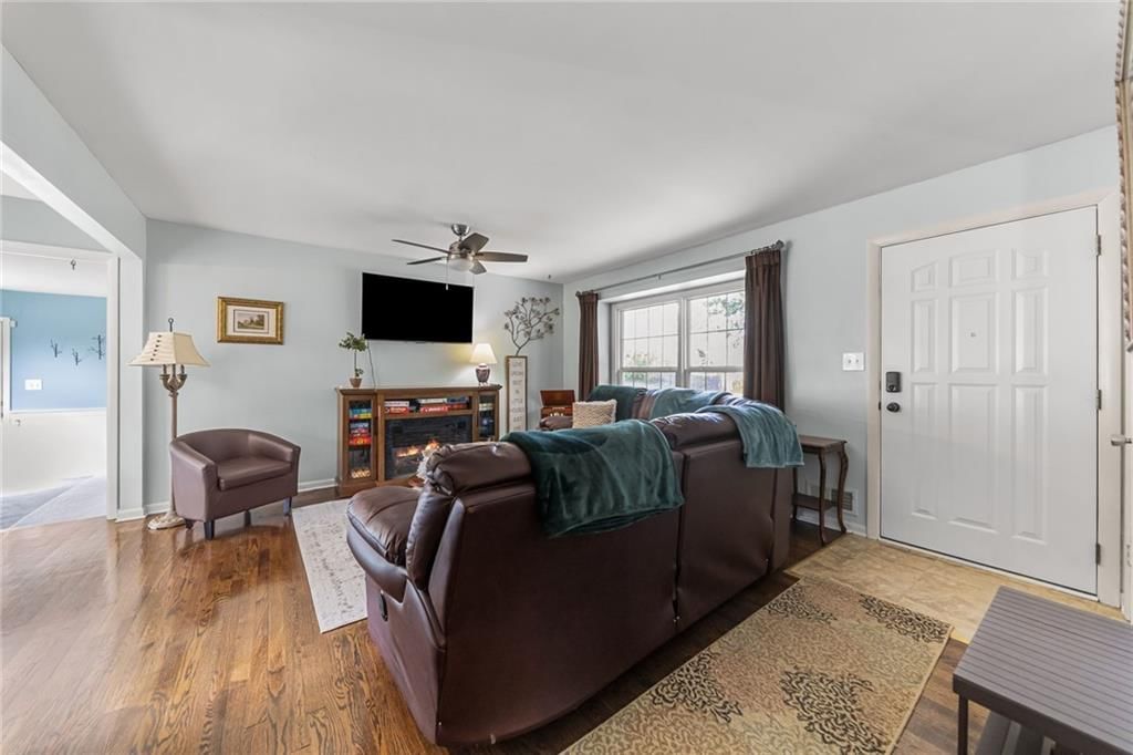 Photo 6 of 28 - 9702 EBY Street, Overland Park, KS 66212