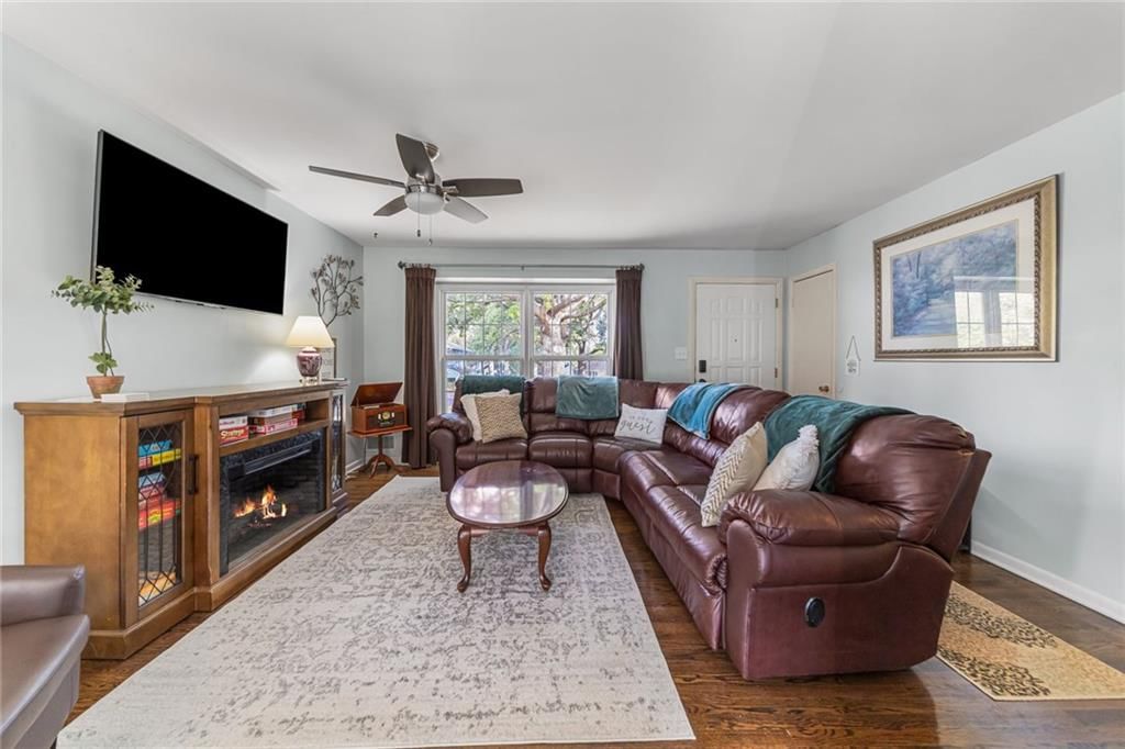 Photo 7 of 28 - 9702 EBY Street, Overland Park, KS 66212
