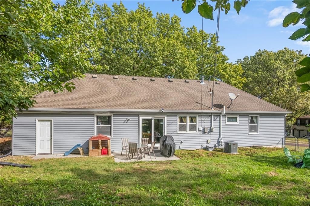 Photo 27 of 28 - 9702 EBY Street, Overland Park, KS 66212