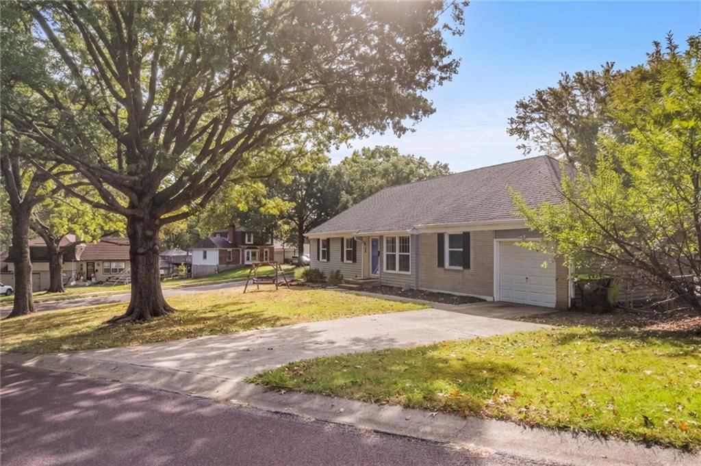 9702 EBY Street, Overland Park, KS: listing photo 3
