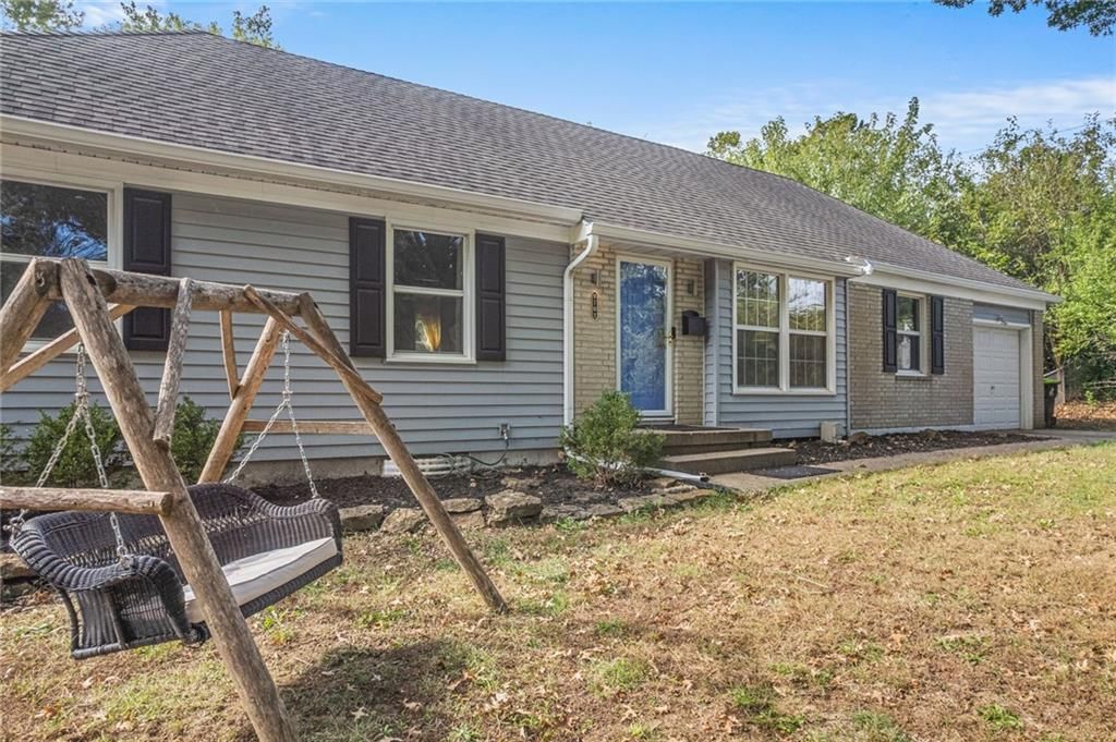 Photo 4 of 28 - 9702 EBY Street, Overland Park, KS 66212