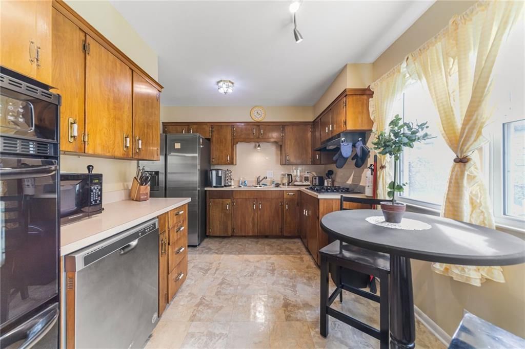Photo 11 of 28 - 9702 EBY Street, Overland Park, KS 66212