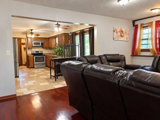 7700 E 127 Place, Grandview, MO