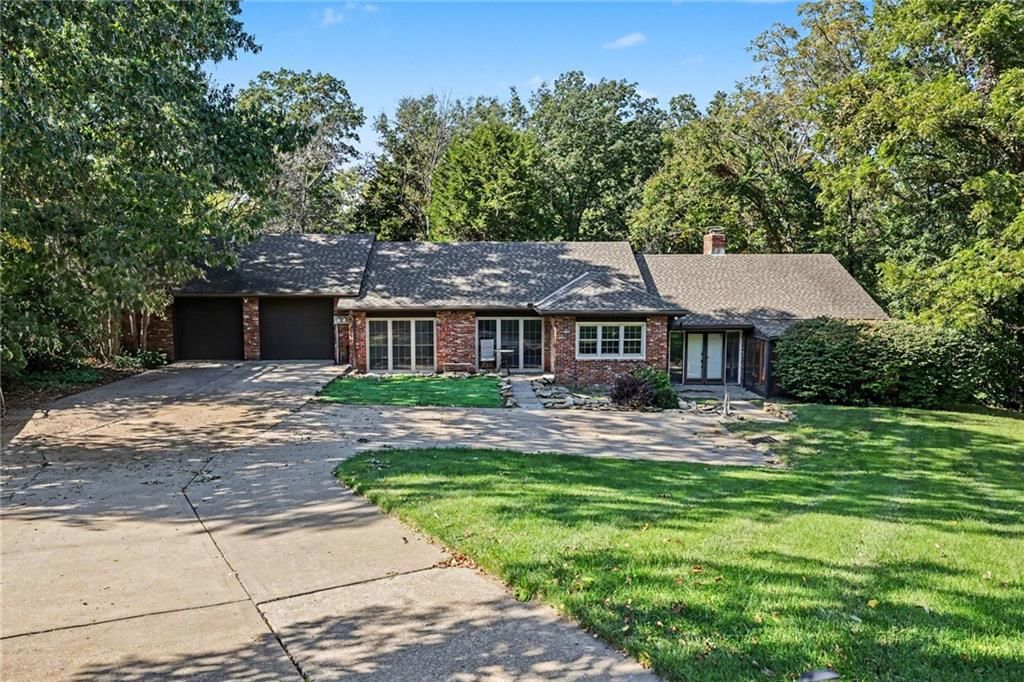 28806 E Beth Court, Grain Valley, MO: listing photo 3