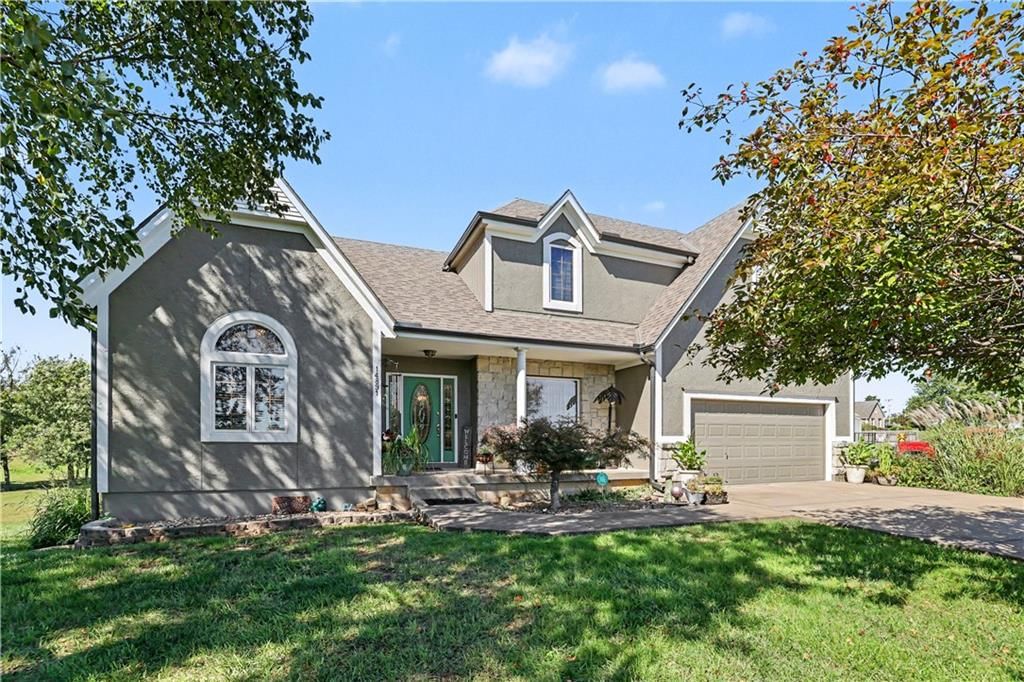14891 142nd Street, Bonner Springs, KS: listing photo 2