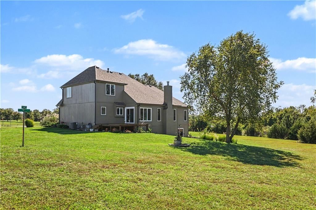 Photo 4 of 37 - 14891 142nd Street, Bonner Springs, KS 66012
