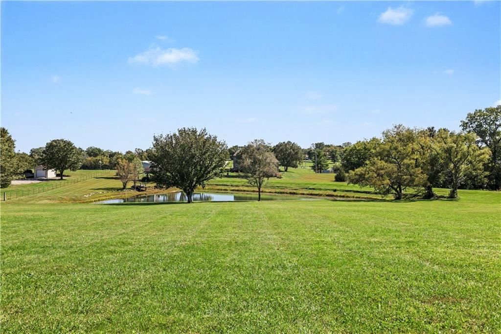 Photo 9 of 37 - 14891 142nd Street, Bonner Springs, KS 66012