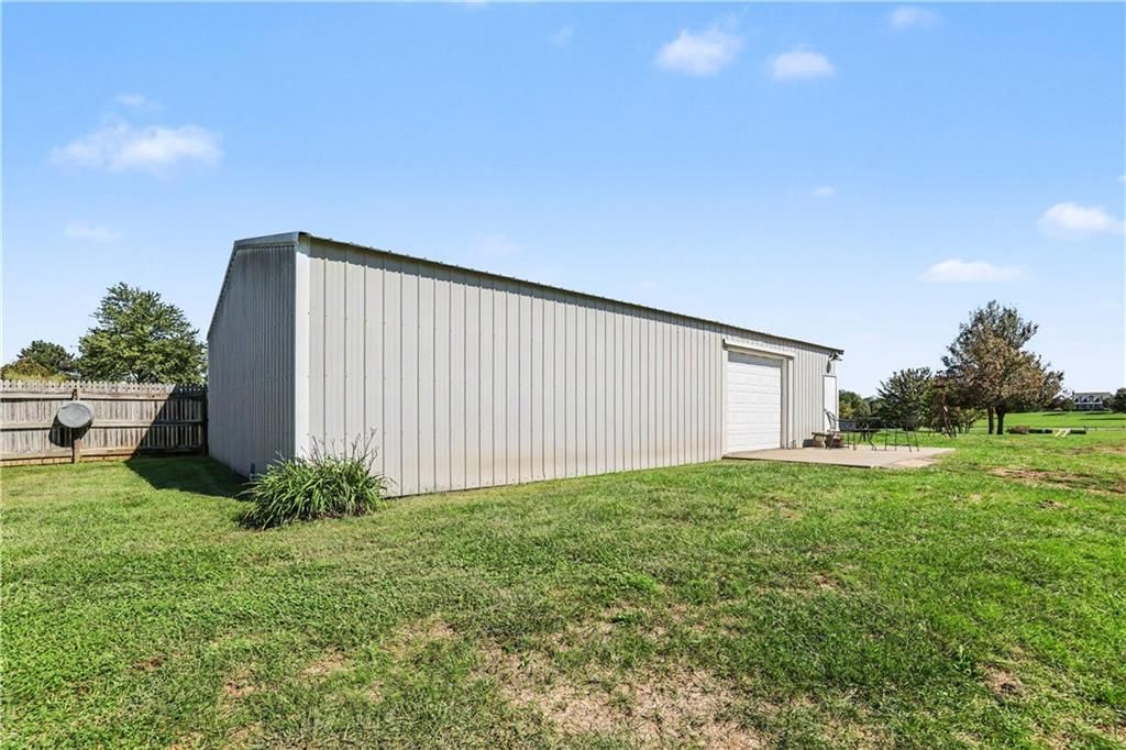 Photo 11 of 37 - 14891 142nd Street, Bonner Springs, KS 66012
