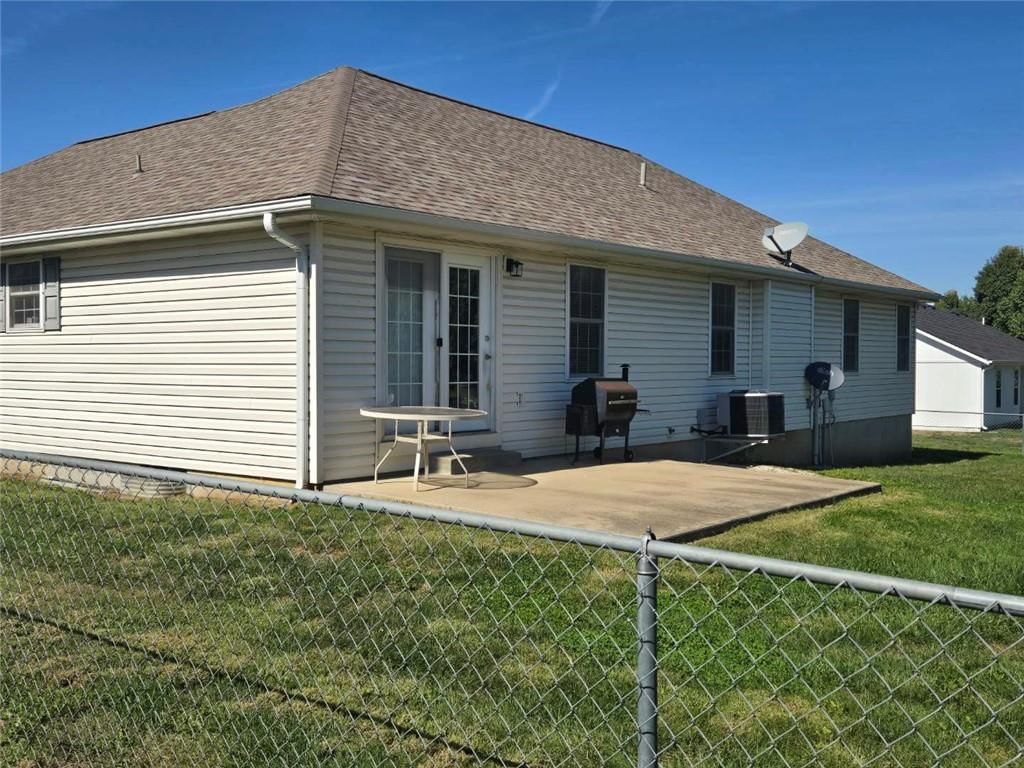 Photo 33 of 43 - 806 Orchid Street, Garden City, MO 64747