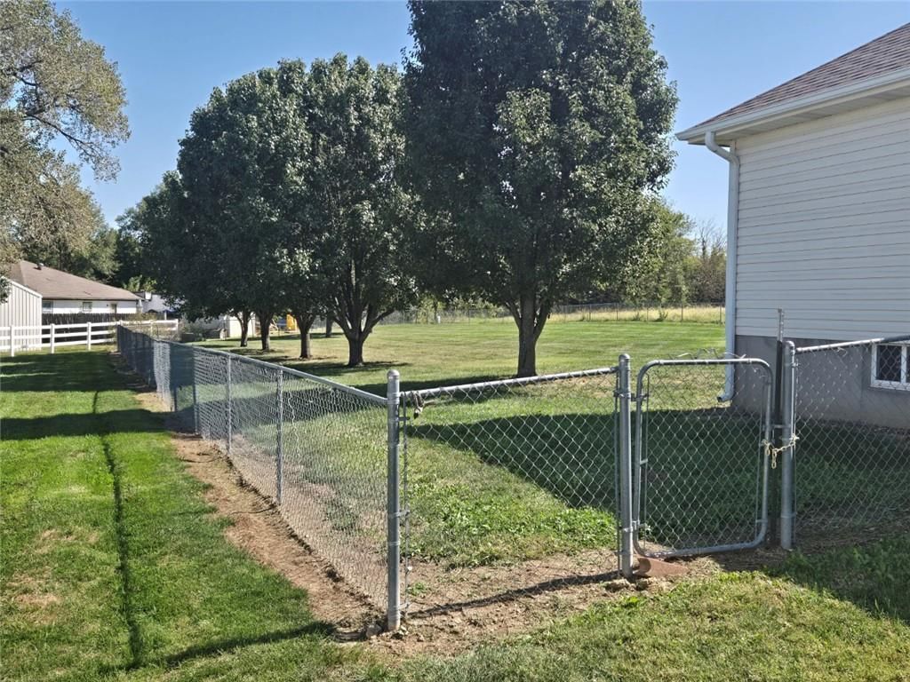 Photo 35 of 43 - 806 Orchid Street, Garden City, MO 64747