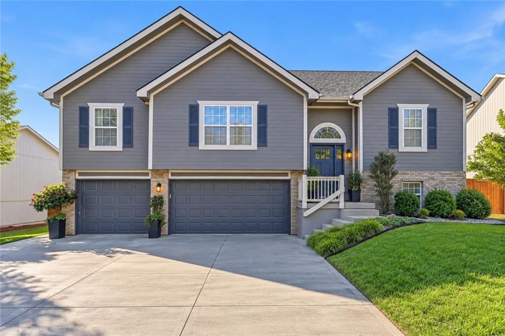 1804 SE Kenwood Drive, Blue Springs, MO