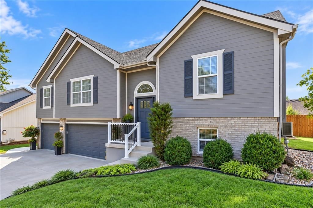 1804 SE Kenwood Drive, Blue Springs, MO: listing photo 3