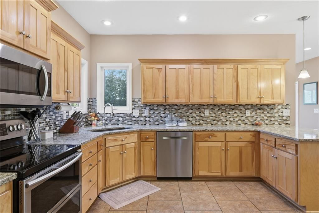 Photo 9 of 35 - 27423 New Lancaster Road, Louisburg, KS 66053