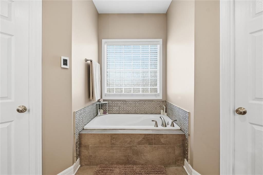 Photo 13 of 35 - 27423 New Lancaster Road, Louisburg, KS 66053