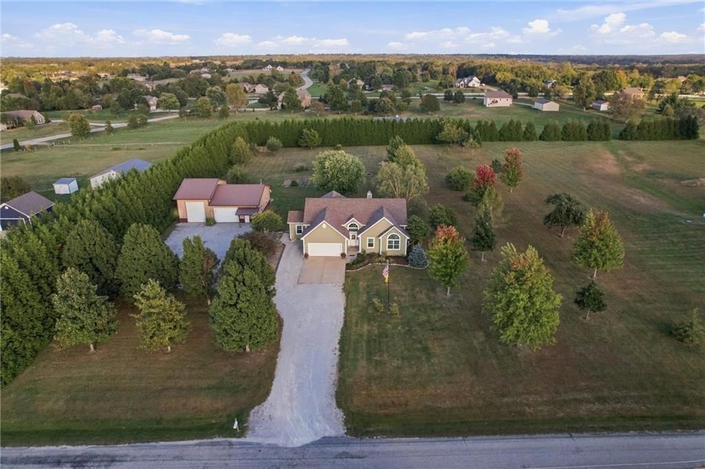 Photo 33 of 35 - 27423 New Lancaster Road, Louisburg, KS 66053