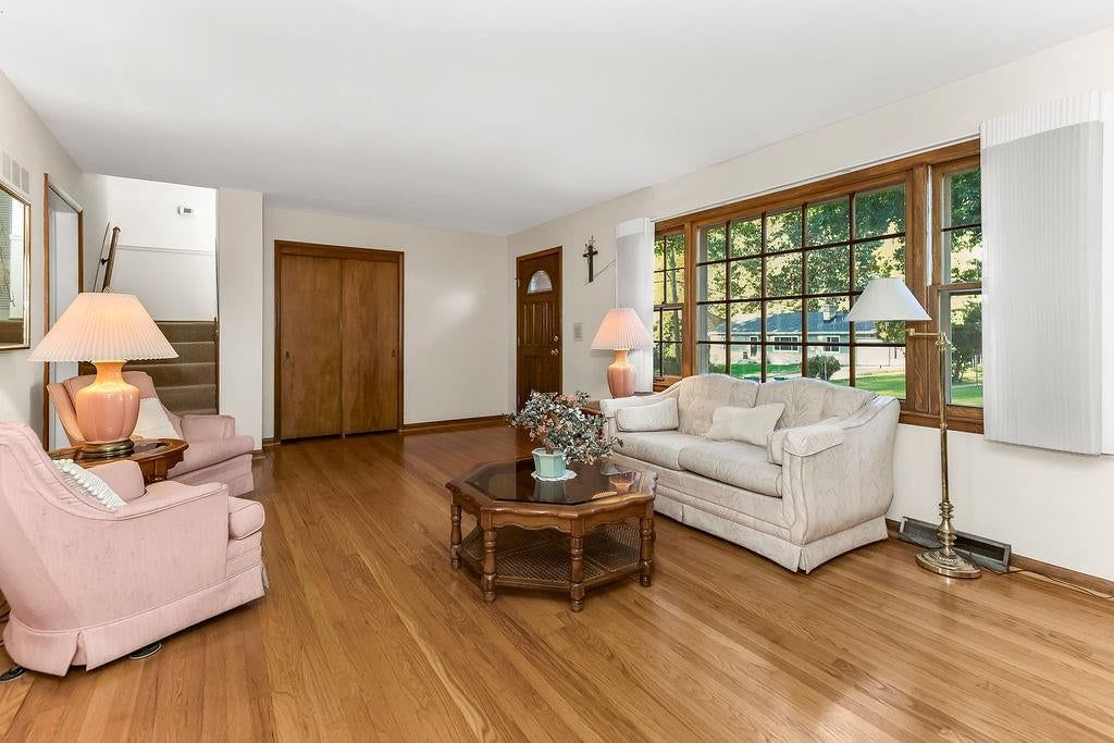 Photo 4 of 19 - 7719 Howe Drive, Prairie Village, KS 66062