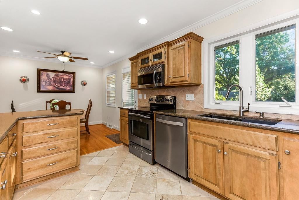 Photo 8 of 19 - 7719 Howe Drive, Prairie Village, KS 66062