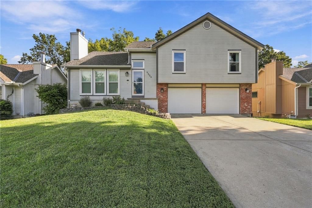 Concrete driveway at 9504 NW 87th Terrace, Kansas City, MO 64153