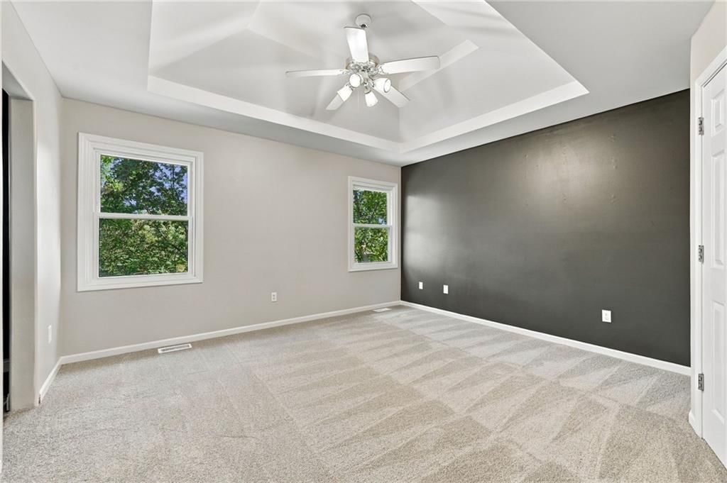 Tray ceiling, accent wall and carpet at 9504 NW 87th Terrace, Kansas City, MO 64153