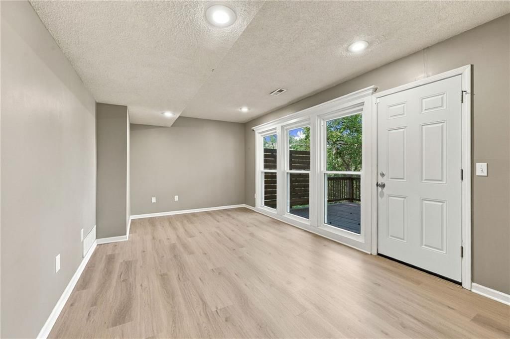 Photo 29 of 33 - 9504 NW 87th Terrace, Kansas City, MO 64153