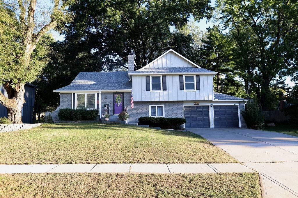 Attached garage at 8108 W 96th Terrace, Overland Park, KS 66212