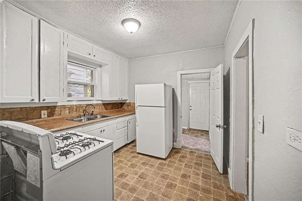 Photo 9 of 16 - 1603 Elmwood Street, Kansas City, MO 64127
