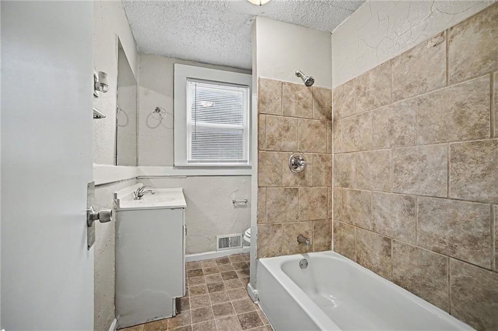 Photo 12 of 16 - 1603 Elmwood Street, Kansas City, MO 64127