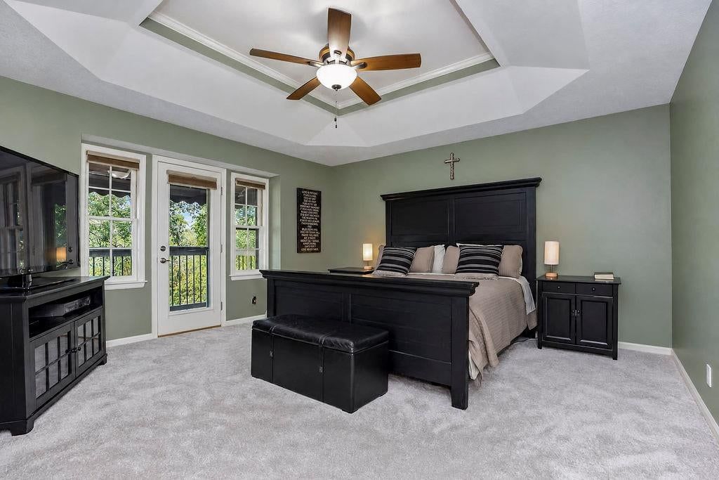 Tray ceiling at 18401 W 114th Terrace, Olathe, KS 66061