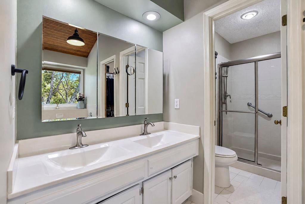 Double vanity at 18401 W 114th Terrace, Olathe, KS 66061