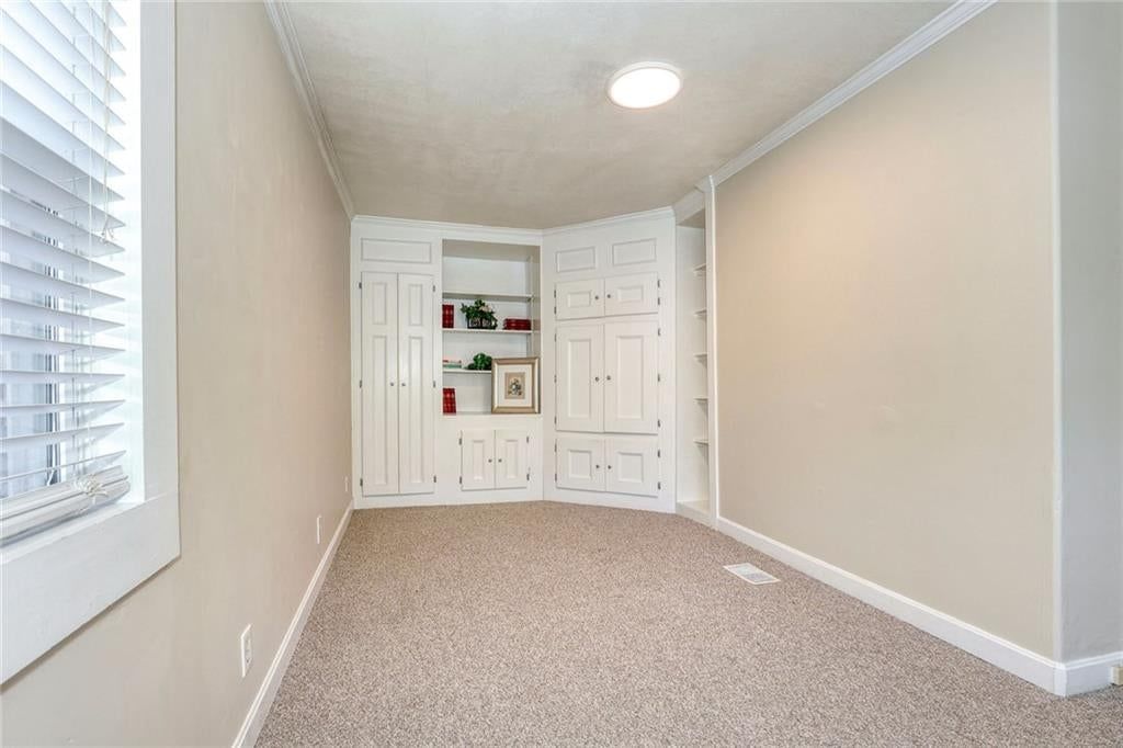 Photo 14 of 28 - 4900 Westwood Road, Kansas City, MO 64112