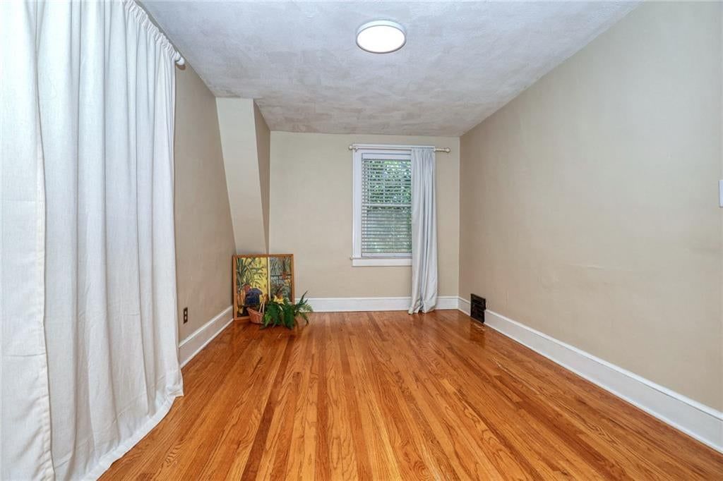 Photo 22 of 28 - 4900 Westwood Road, Kansas City, MO 64112