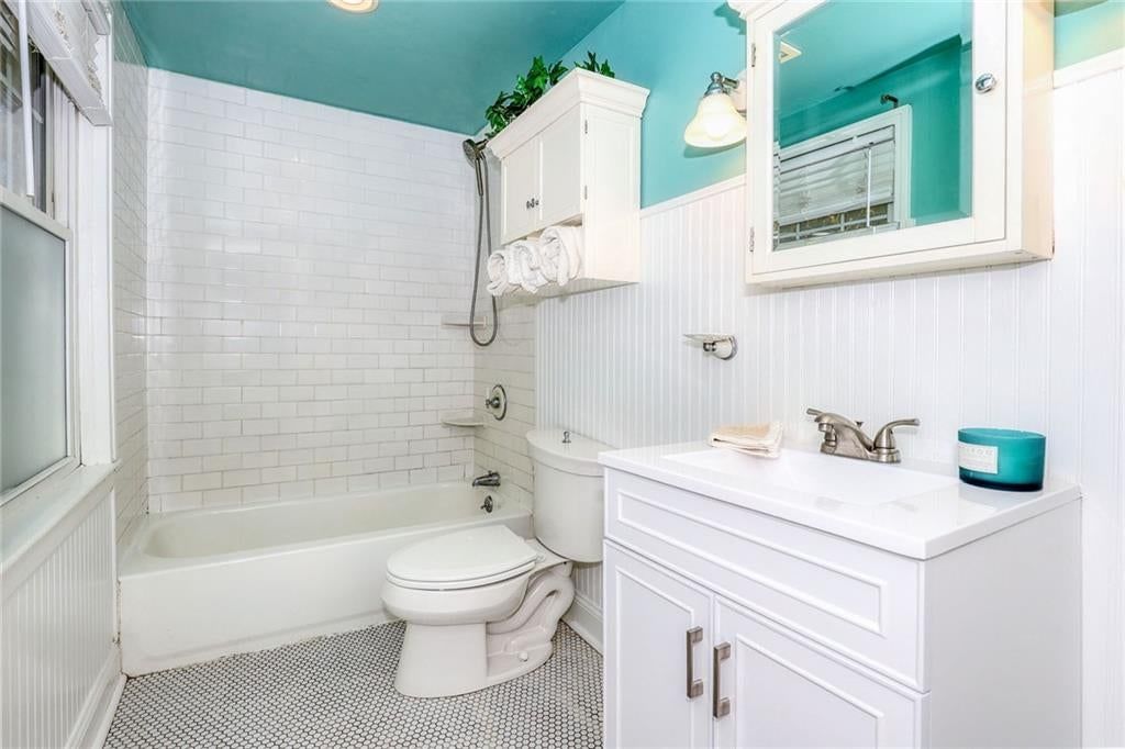 Wainscoting or board and batten at 4900 Westwood Road, Kansas City, MO 64112