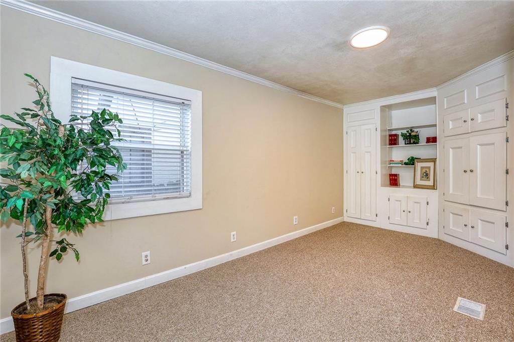 Photo 13 of 28 - 4900 Westwood Road, Kansas City, MO 64112