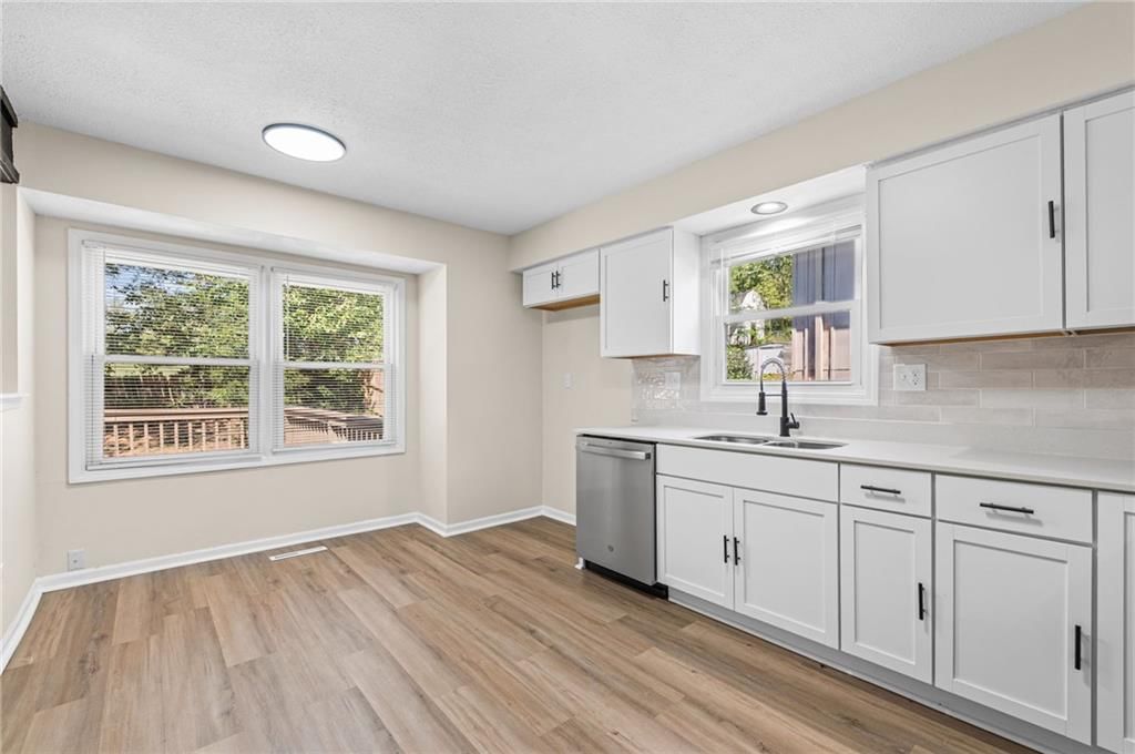 Photo 10 of 42 - 14710 NW 67th Street, Parkville, MO 64152