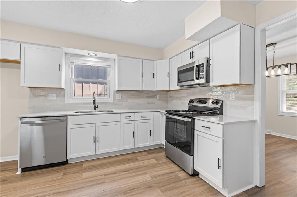 Photo 11 of 42 - 14710 NW 67th Street, Parkville, MO 64152