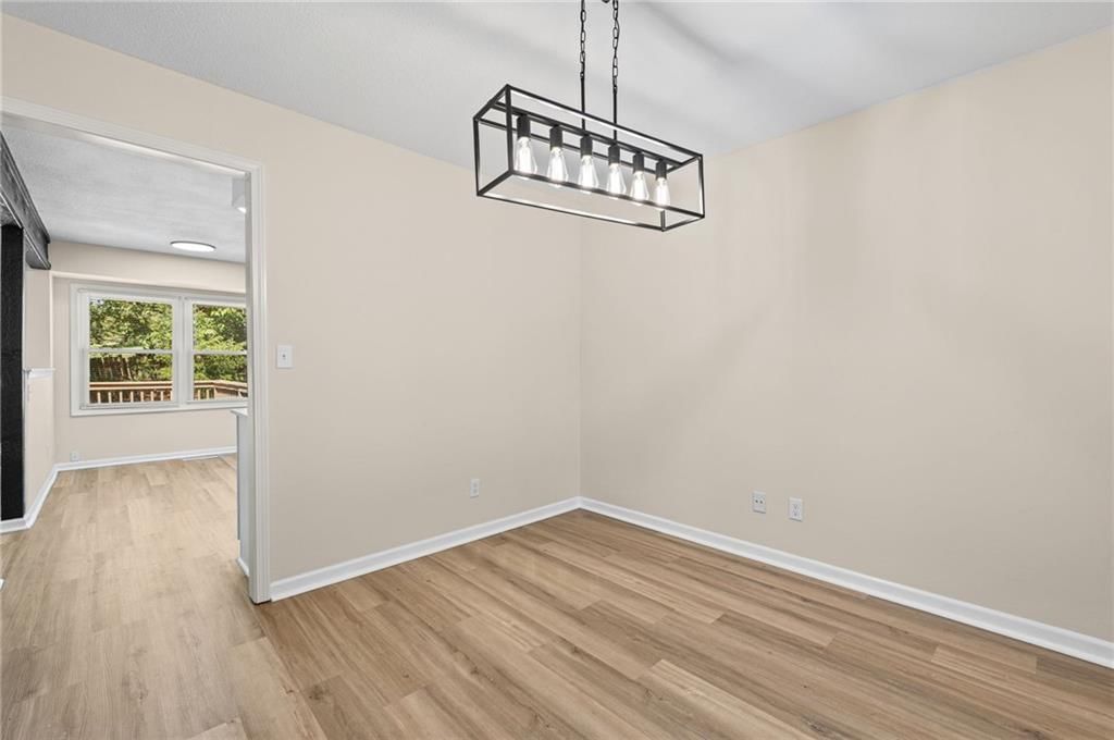 Statement lighting at 14710 NW 67th Street, Parkville, MO 64152