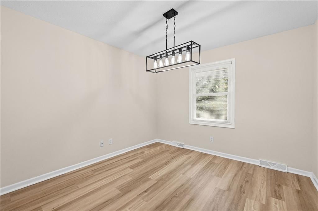 Photo 13 of 42 - 14710 NW 67th Street, Parkville, MO 64152