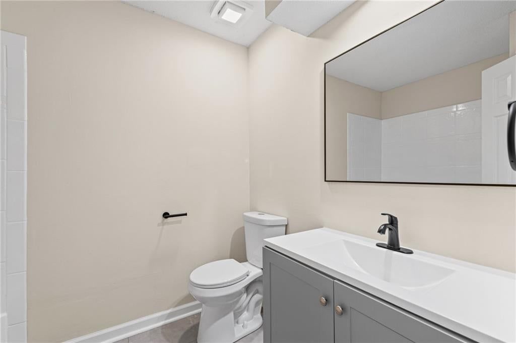 Tiled shower and black hardware at 14710 NW 67th Street, Parkville, MO 64152