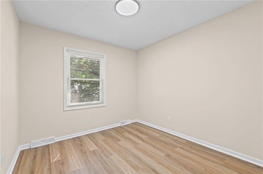 Photo 25 of 42 - 14710 NW 67th Street, Parkville, MO 64152
